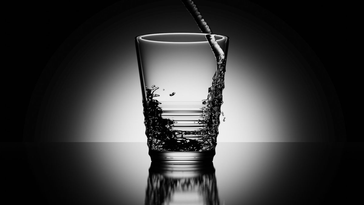 Wasserglas mit Blender erstellt. Mit Wasserstrahl von der Seite (Bild: Andreas Rabe)