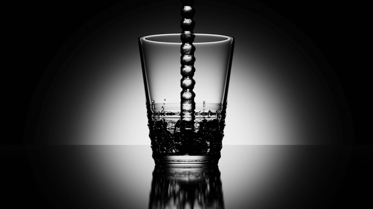 Wasserglas mit Blender erstellt. Mit Wasserstrahl (Bild: Andreas Rabe)